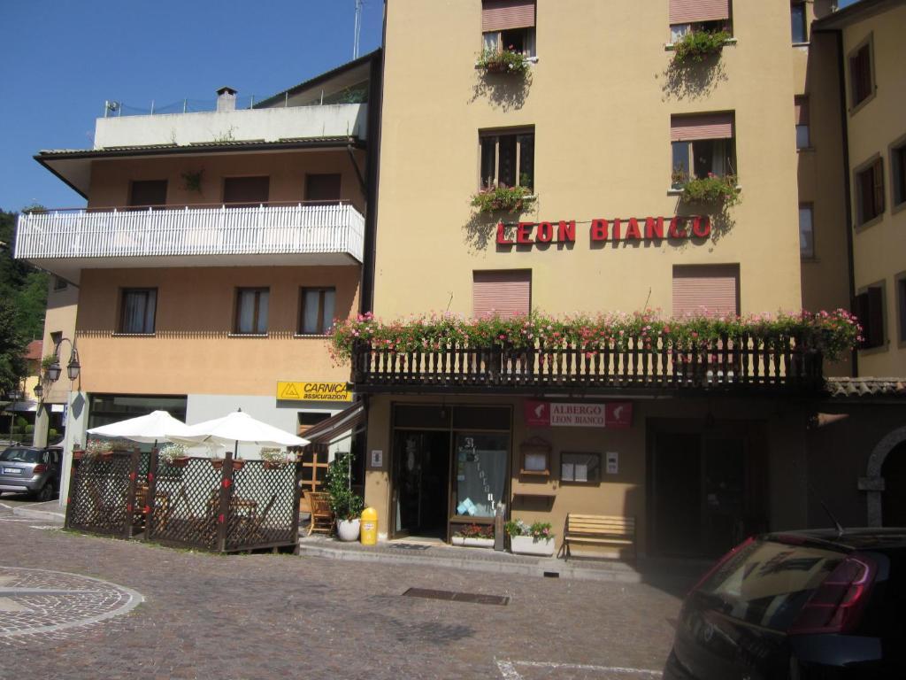 Albergo Leon Bianco Moggio Udinese Екстериор снимка