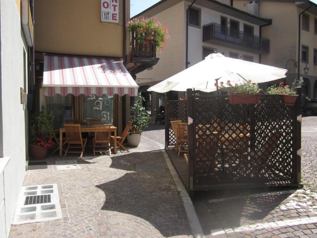 Albergo Leon Bianco Moggio Udinese Екстериор снимка
